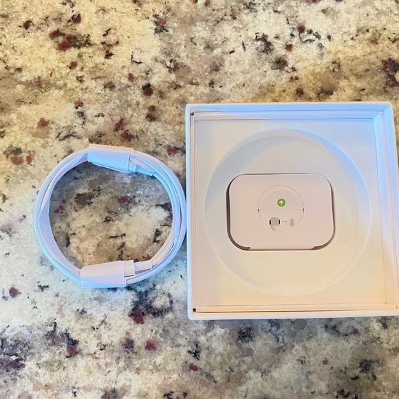 AirPods Pro 2nd Generation With Magsafe Wireless Charging Case - White - Picture 4 of 11